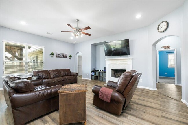 Building Photo - 923 Lake View Dr