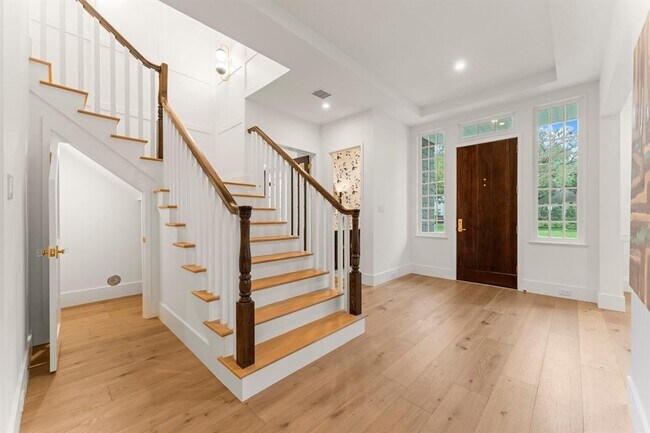 Building Photo - 2530 Stanmore Dr