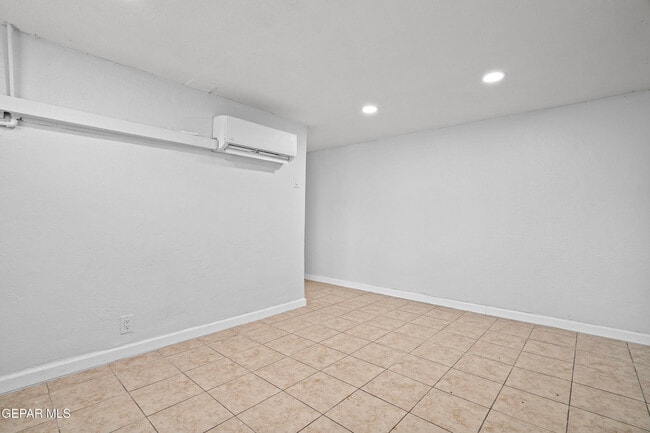 Building Photo - 3700 Taylor Ave