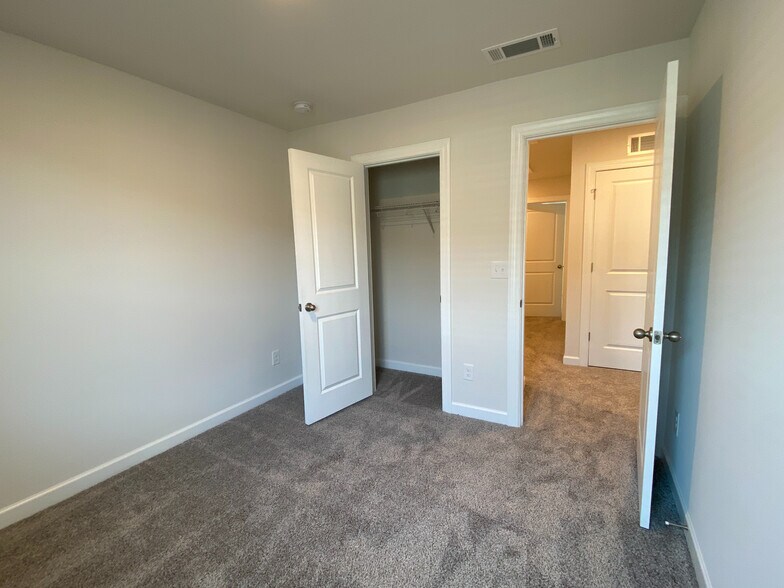Building Photo - Room in Townhome on Tears Ln