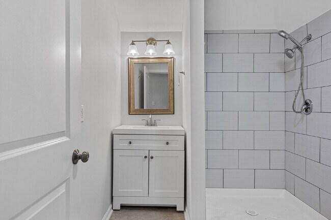 Building Photo - Carriage house in Twickingham