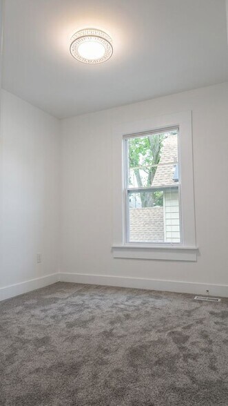 Building Photo - 14 Meadow St