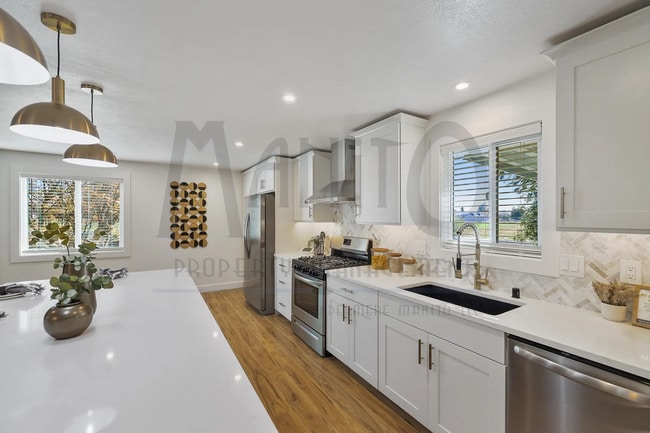 Building Photo - Spacious South Hill Home
