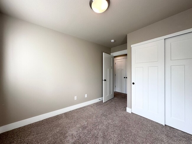 Building Photo - LUXURY TOWNHOUSE; 2 CAR GARAGE, BONUS ROOM...