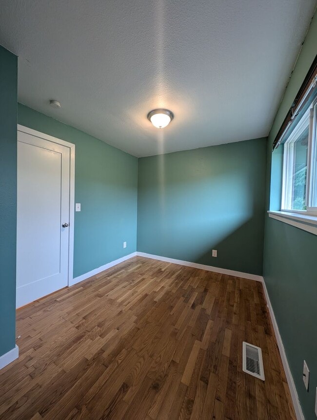 Building Photo - Refreshed 3 Bedroom in Tacoma - HUGE Fenced Yard & Outdoor Space. Available Now!