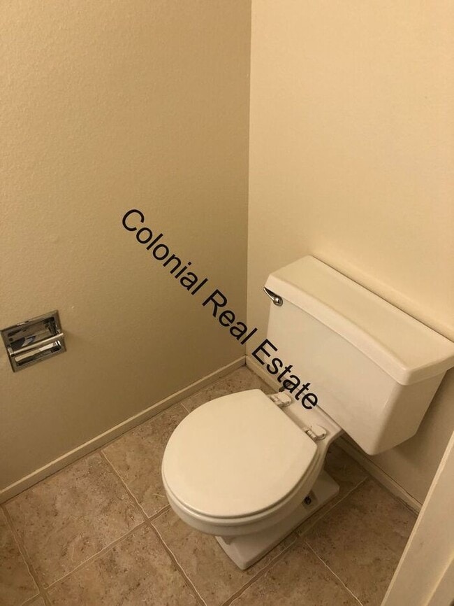 Building Photo - 2 Bedroom 1 and 1/2 Bathroom Apartment in quiet neighborhood!