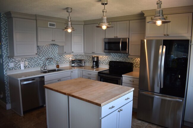 Building Photo - Waterfront Paradise - Fully Furnished Townhome - All Utilities Included