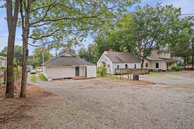 Building Photo - 3be/2ba Premium House Round the Corner fro...