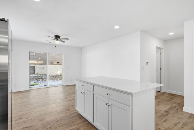 Building Photo - Brand New 3 Bedroom 2 1/2 bath - 2 Level Town House Condo in Hiawatha