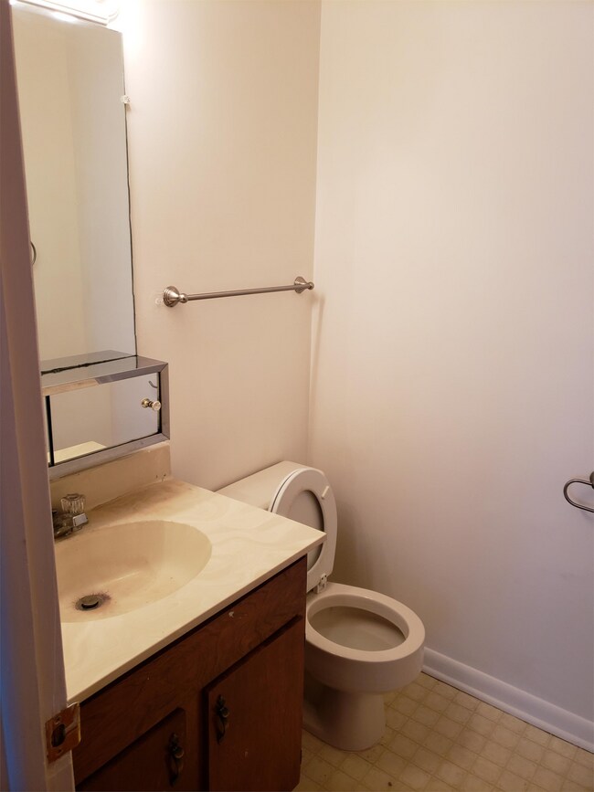 Building Photo - 300 Chapel Ct