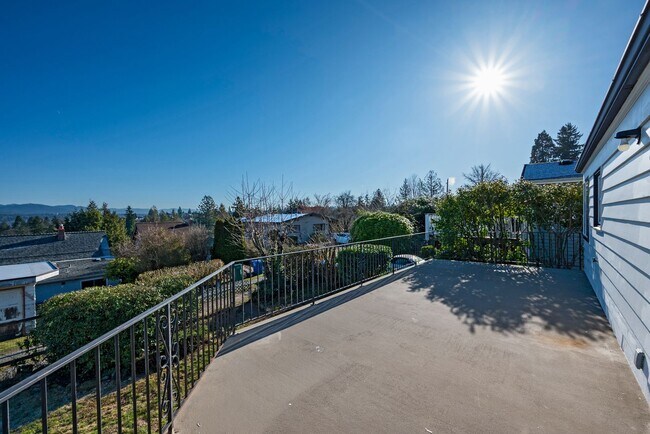 Building Photo - 3 Bedroom Home in Rainer Beach - Beautiful view over Lake Washington