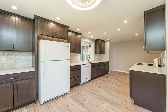 Building Photo - Recently Updated and Move In Ready 3 Bedro...