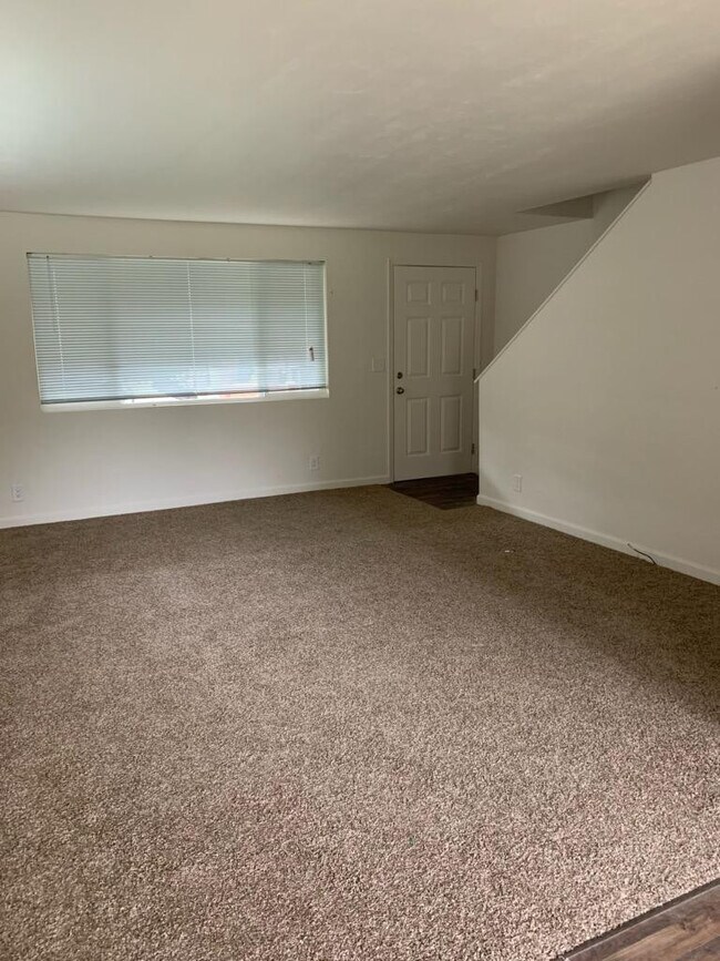 Building Photo - (OCK 5) Beautifully remodeled 2 bedroom/1.5 bath duplex