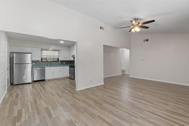 Building Photo - 325 Heartwood Dr