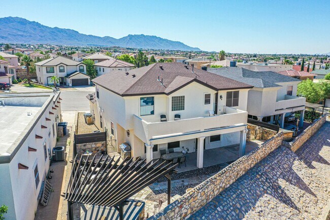 Building Photo - Beautiful Westside home FURNISHED with 4 b...