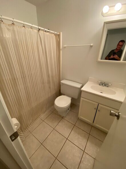 Building Photo - 925 Hunting Ridge Rd