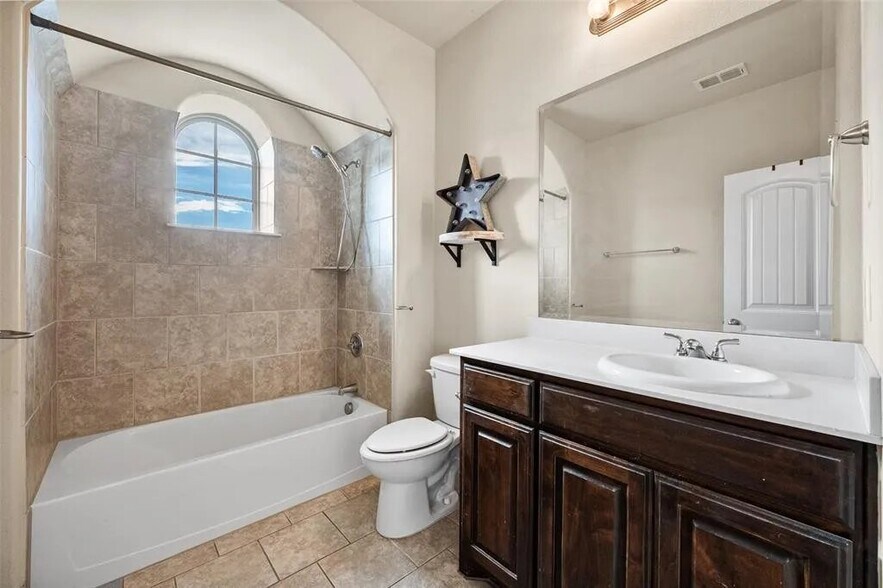Building Photo - 2630 Villa Di Lago Dr