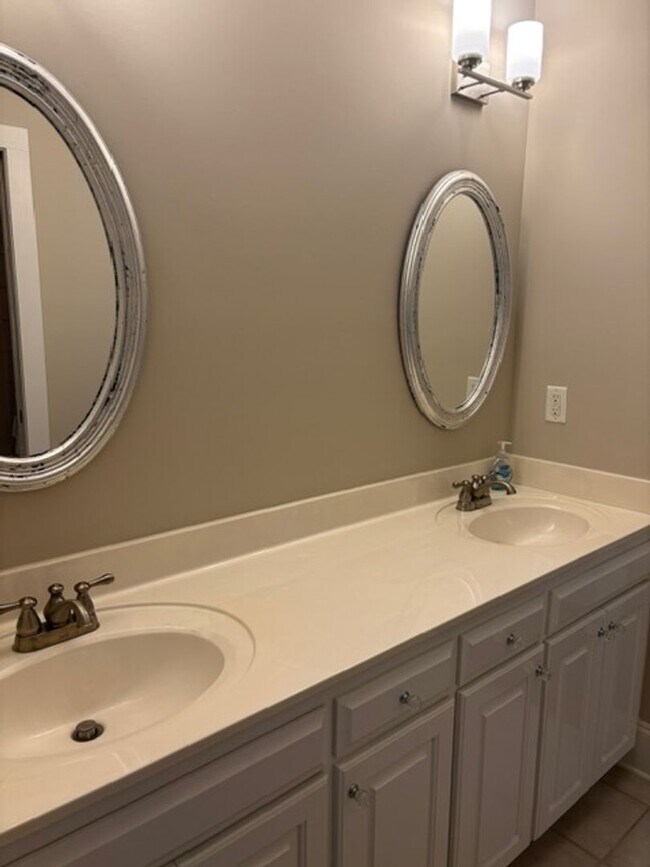 Building Photo - Available Now Fully Furnished Town Home in...