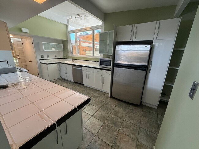 Building Photo - High Desert Retreat- 3 Bedrooms, 2 Bathroo...