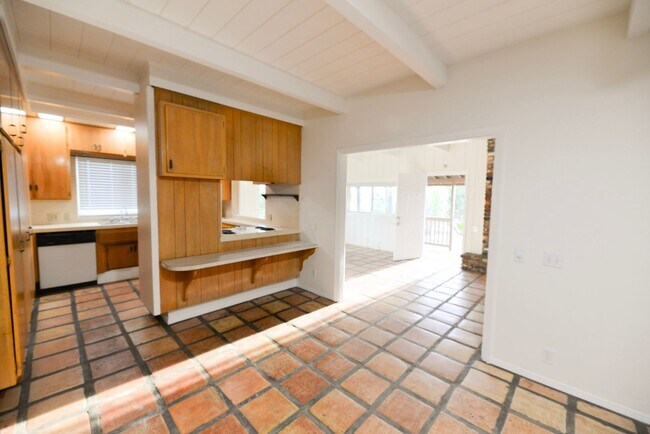 Building Photo - Charming Single Level 3 Bedroom 2 Bath Home perched on hill!