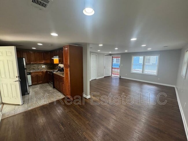 Building Photo - 1370 Clermont Ave