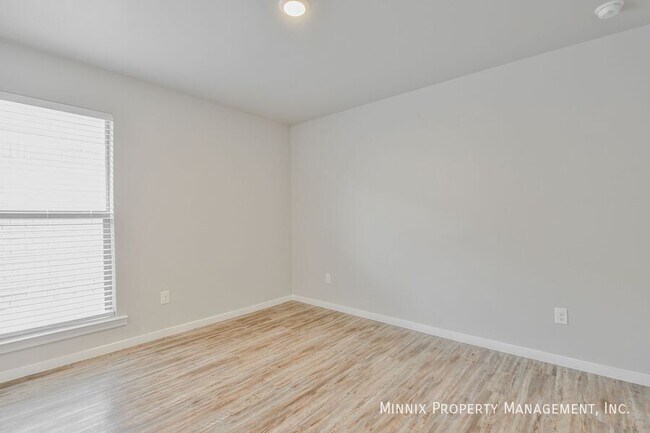 Building Photo - 2012 Kenwood Ave