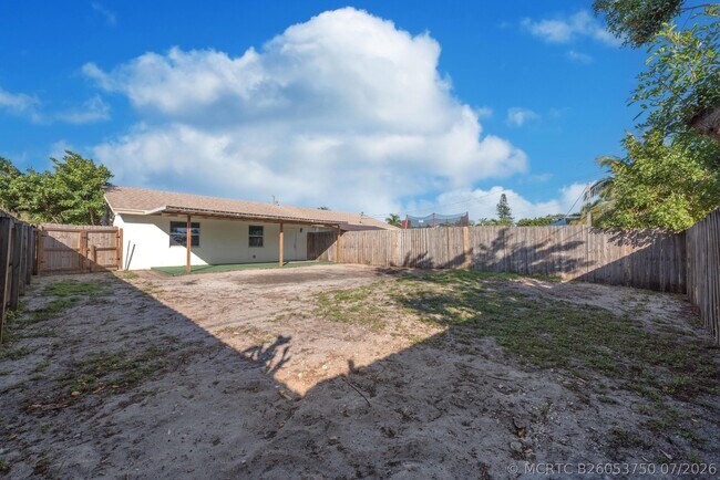 Building Photo - 220 Perry Ave