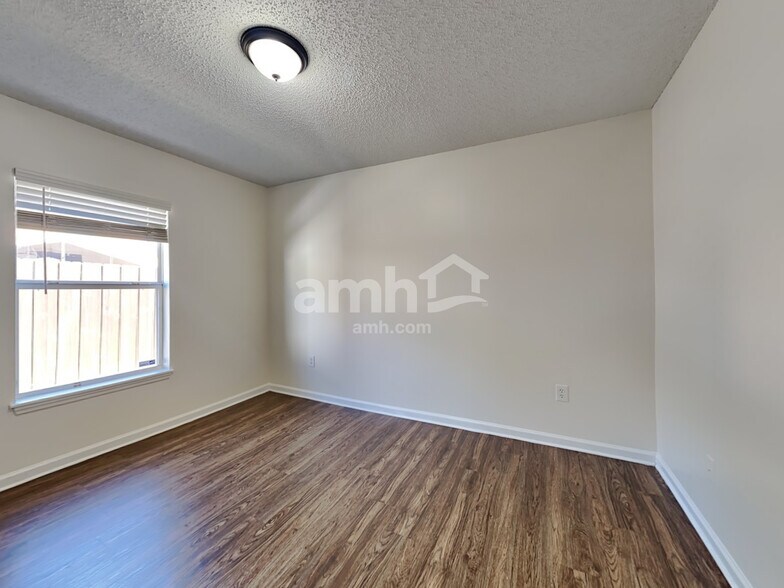 Building Photo - 9311 Thunderbolt Dr