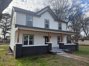 Building Photo - 4 Bedroom 2.5 Bathroom Home Available