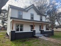 Building Photo - 4 Bedroom 2.5 Bathroom Home Available