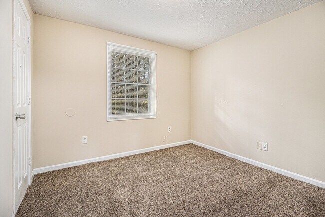 Building Photo - 4 Bedroom 2.5 Bath House