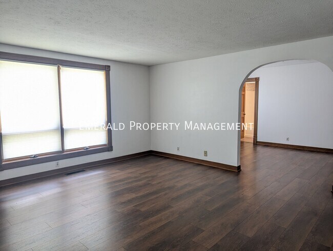 Building Photo - 520 N Prairie St