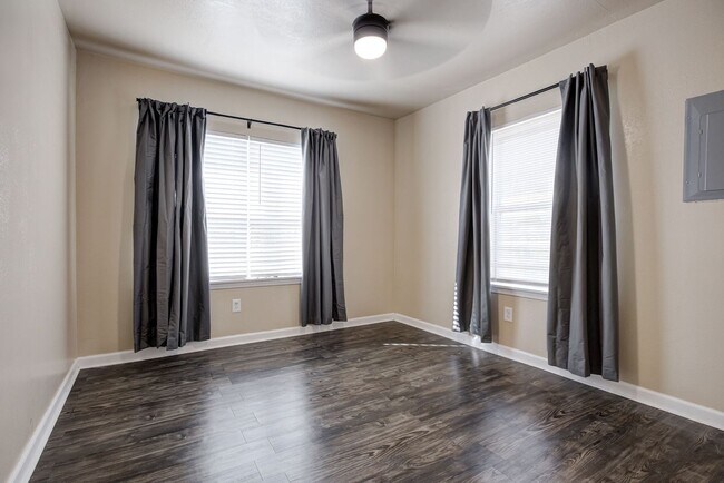 Building Photo - ** Move-in Special - First Full Month's Rent Free ** Bright & Stylish 2-Bedroom Close to the Plaz...