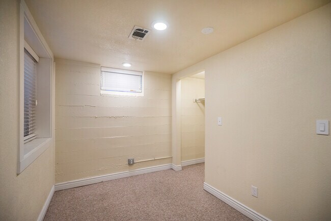 Building Photo - Amazing 4BR, 2BTH in Park Hill!!