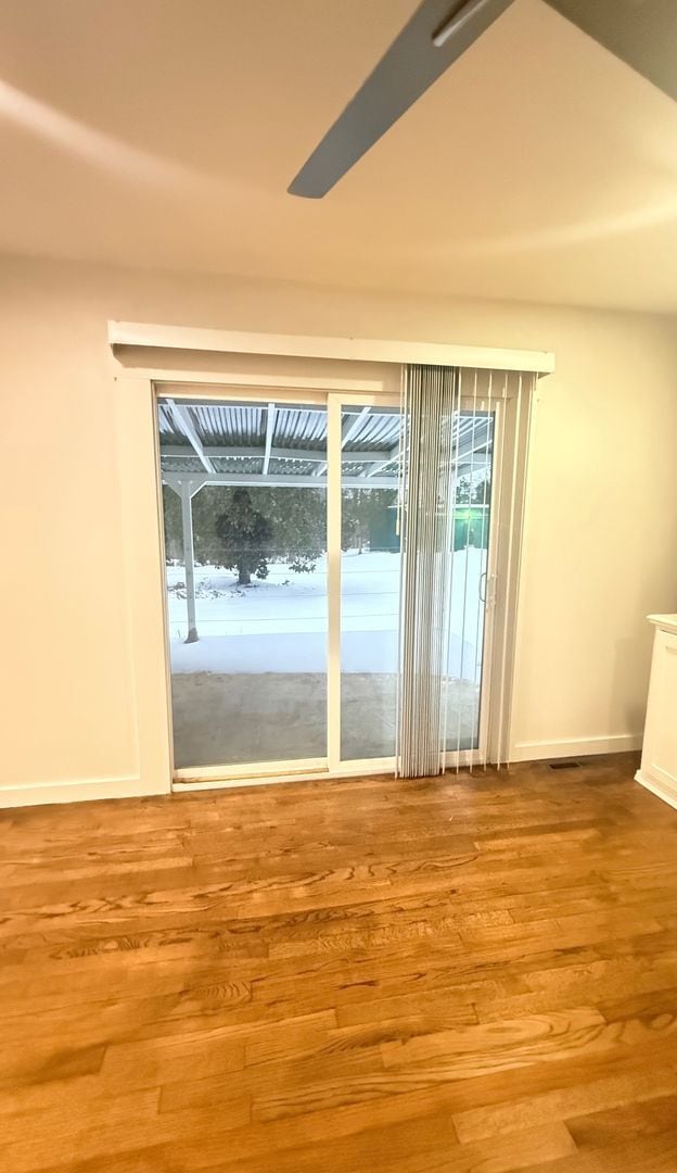 Building Photo - Charming 3-Bedroom Home in Crestwood with a Private Creekside Backyard