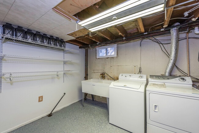 Building Photo - 18225 W Lindenwood Dr