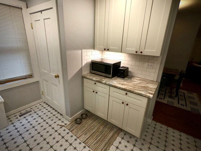 Building Photo - 5815-17 Holden St