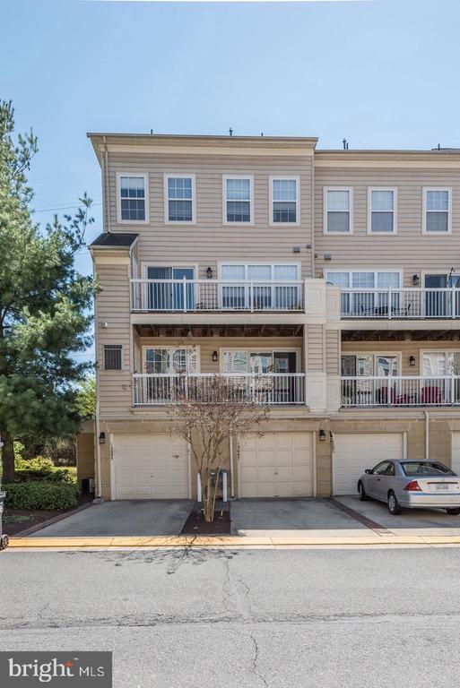 Building Photo - 12085 Trumbull Way
