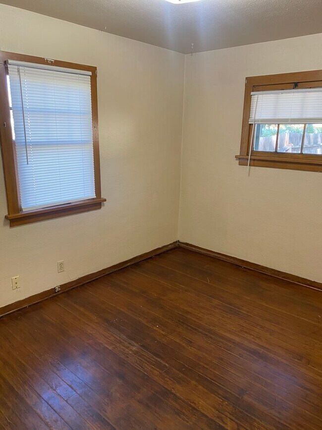 Building Photo - Charming 2bdrm 1 bath house with garage and fenced yard