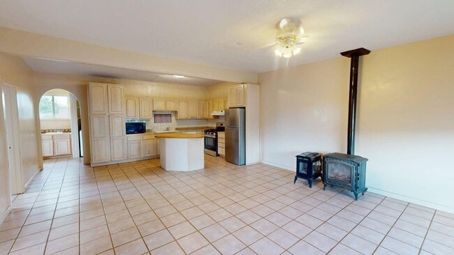 Building Photo - Light and bright 2 bedroom central location