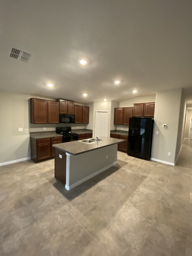 Building Photo - "Spacious 4-Bed, 2-Bath Gem with 1936 Sq Ft of Comfort in Riverview, FL!"