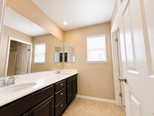 Building Photo - Beautiful Heritage Lake 3 Bedroom+ House for rent
