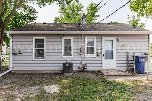 Building Photo - 2 Bedroom / 1 Bathroom GEM! | Near Offutt ...