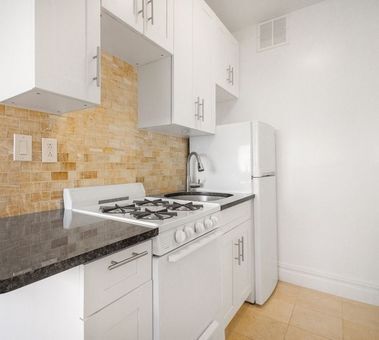 Building Photo - 169 W 76th St