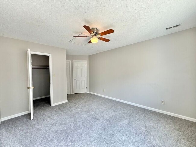 Building Photo - 825 Rawls Dr