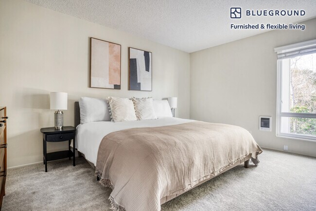 Building Photo - 1560 Sand Hill Rd