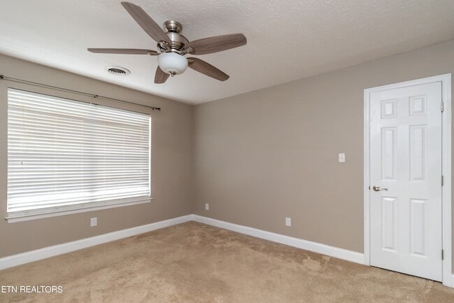 Building Photo - 1100 Winterberry Ln