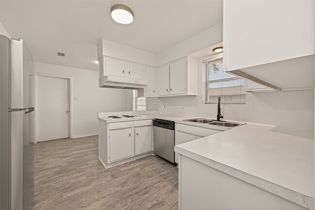 Building Photo - 5615 Beechnut St