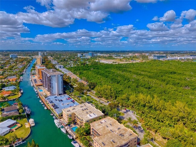 Building Photo - 2000 NE 135th St