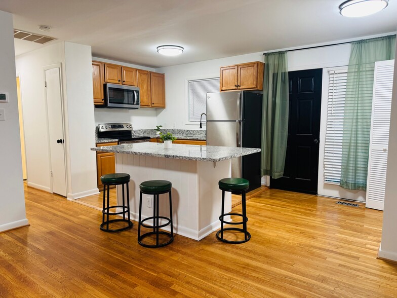 Building Photo - 1216 W Leigh St